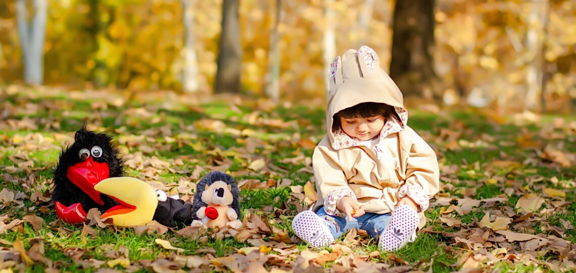 Maluch bawiący się w parku