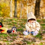 Maluch bawiący się w parku