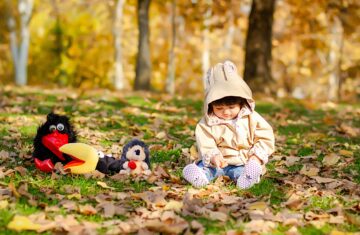 Maluch bawiący się w parku