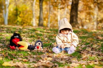 Maluch bawiący się w parku