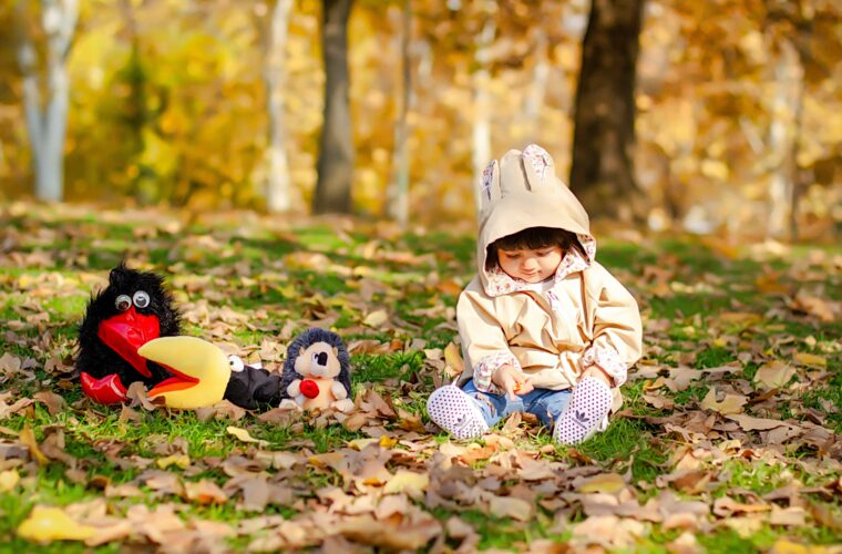 Maluch bawiący się w parku